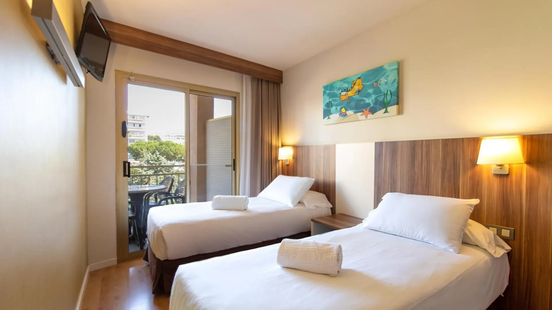 Hotel Golden Avenida Family Suites 4* Salou